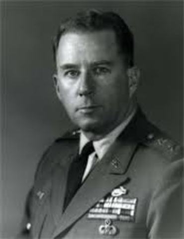 Un comando especial de guerra estadounidense, entrenado en doctrina anti-insurgente de Kennedy y conducidas por el General William Yarborough es enviado a Colombia