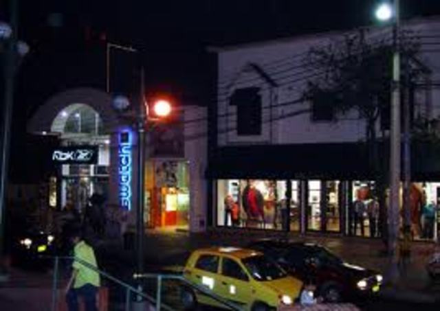 Guerrilleros de la Columna Móvil Teófilo Forero de las FARC perpetran el atentado de la Zona Rosa de Bogotá