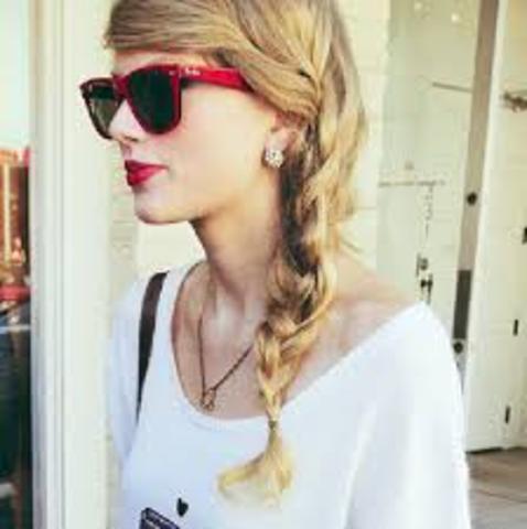 Taylor wins artist of the year award