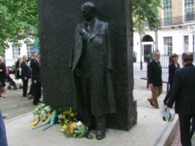 Raoul Wallenberg memorial monument van Youssef
