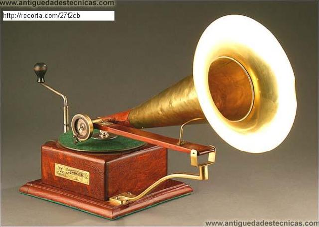 Emile Berliner, inventa un sistema de grabación que podía sacar muchas copias de la grabación original. Tambien patentó el "gramófono".