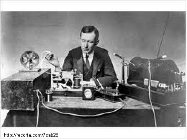 Guillermo Marconi, introduce en el Reino Unido la primer patente de la Radio.