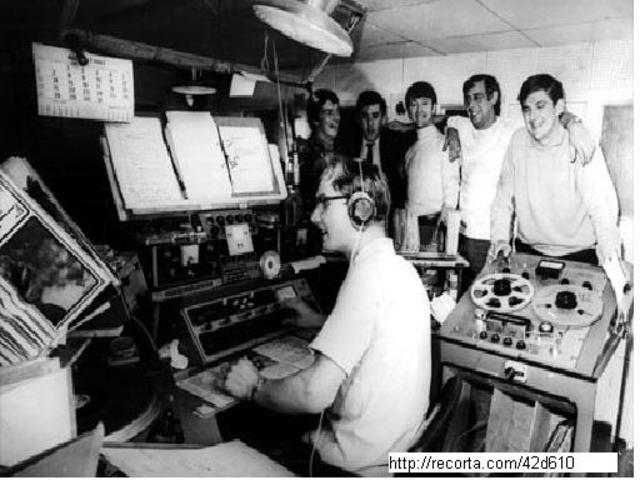 se trasmite el primer programa público de radio en Inglaterra