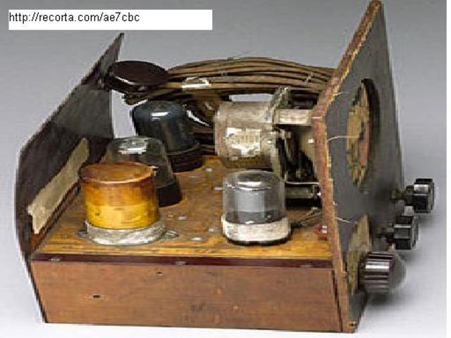 Paul Eisler creo el primer circuito impreso como parte de un receptor de radio.