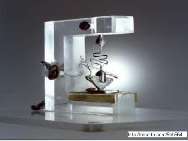 Fue creado el primer transistor, por William Shockley, John Bardeen, y William Brattain en los laboratorios Bell