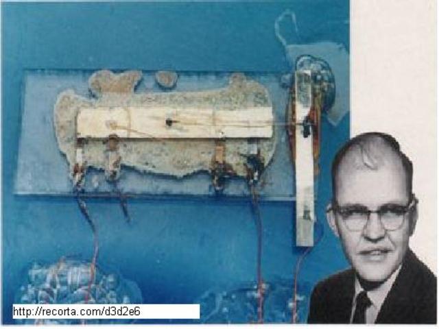 Jack Kilby creó el primer circuito completo integrado en una pastilla de silicio, lo llamó "circuito integrado"