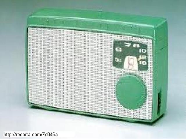 SONY lanza al mercado el primer receptor de radio totalmente transistorizado el TR-55