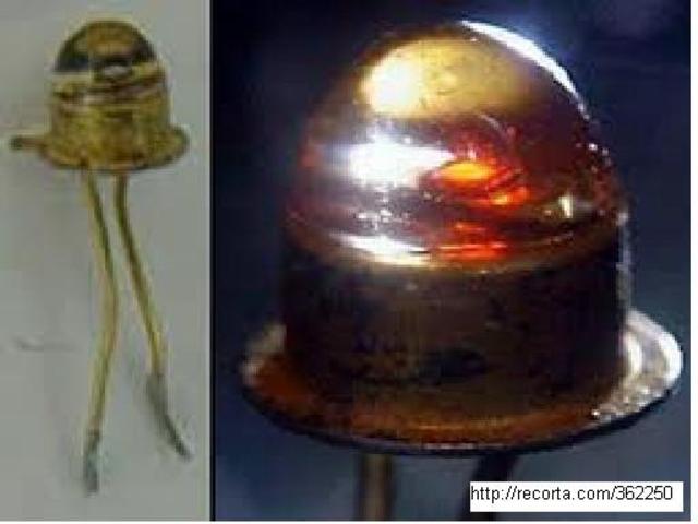 Nick Holonyak, ingeniero de General Electric desarrolla el primer LED