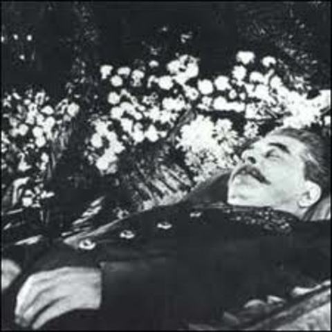 Muere Stalin