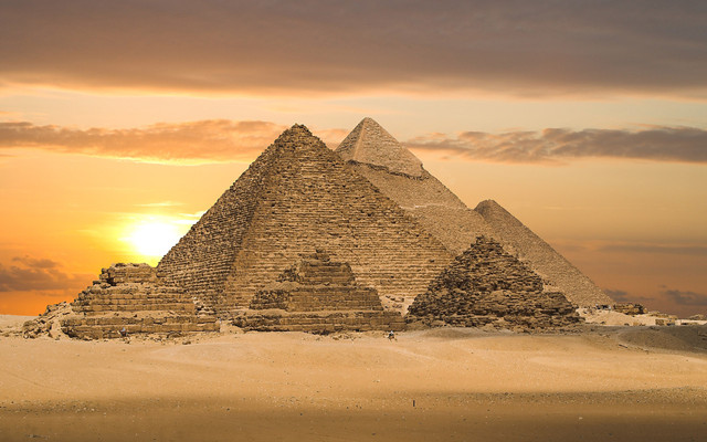 Architecture: Pyramids of Giza