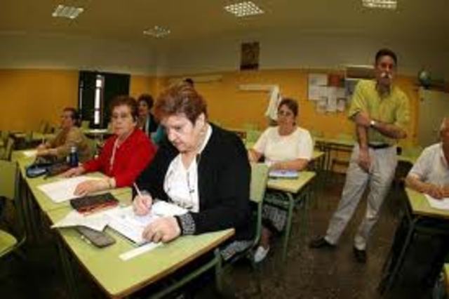 En 1975 aparece la Ley Nacional de Educación, en el cual se apoyaba la educación para los adultos.