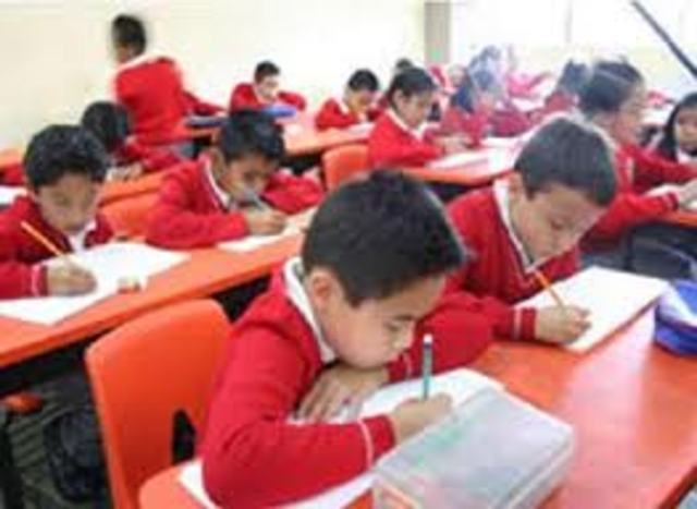 Lic. Fernando Solana como secretario de Educación retomó el Plan Nacional y propuso 52 programas educaticos, entre ellos el programa "Primaria para todos los niños"