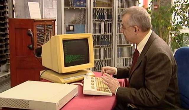 El primer correo electrónico es enviado