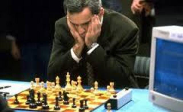 Una máquina lucha contra el hombre y gana (Big Blue gana al ajedrez al campeón mundial Kasparov)