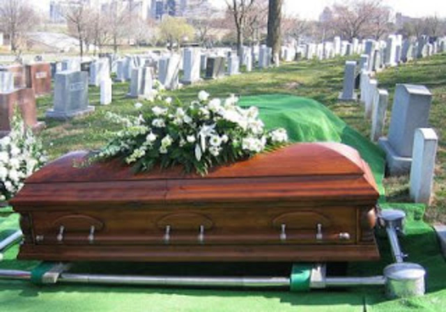 Only a few people come to Gatsby's funeral