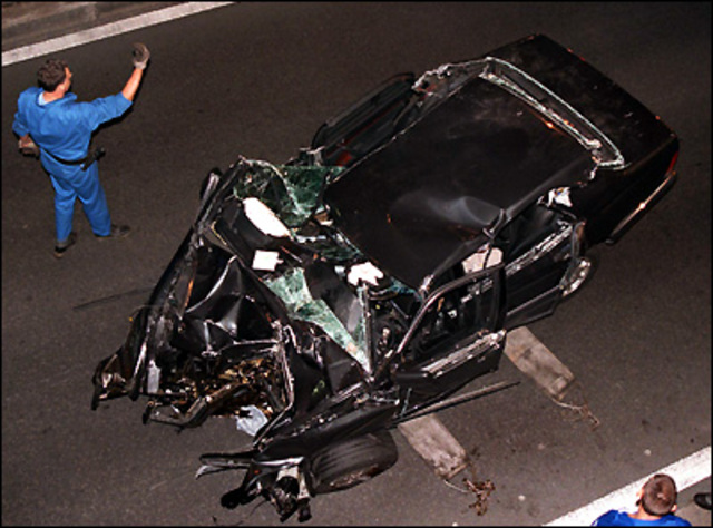 Princess Diana Dies in Car Crash