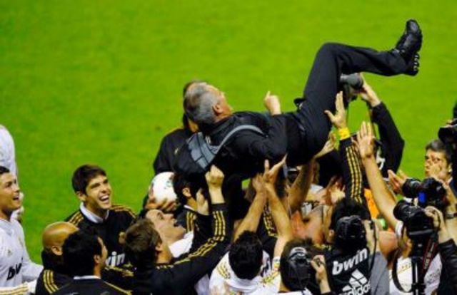 Primer título oficial de Mou con el Real Madrid tras vencer en la final de la Copa del Rey al Barcelona por 1-0