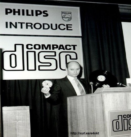 La empresa Philips fabrica el primer Compact Disc en Hannover (Alemania), desarrollado en forma conjunta por Philips y Son