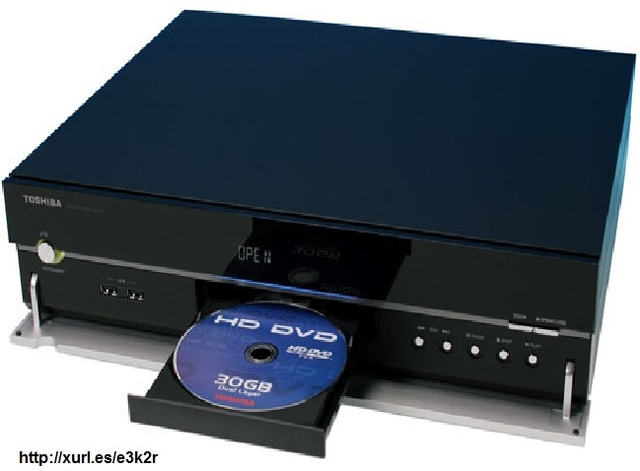 Un consorcio de empresas entre las que destacan Philips, Sony, Toshiba, Time-Warner, Matsushita Electric, Hitachi, IBM, Mitsubishi Electric, Pioneer, Thomson y JVC, lanzan la primer versión del estándar DVD.