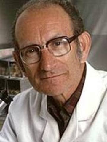 cuando cesar milstein se hace jefe y director de la División de Química