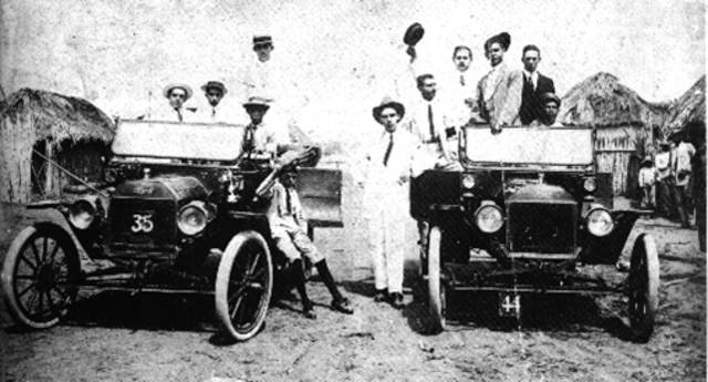 Paul Daimier, hijo del constructor Gottlieb W. Daimler, realiza en Stuttgart el primer viaje público con el llamado "vehículo montura", que por su forma está considerado el antecesor de las posteriores motocicletas