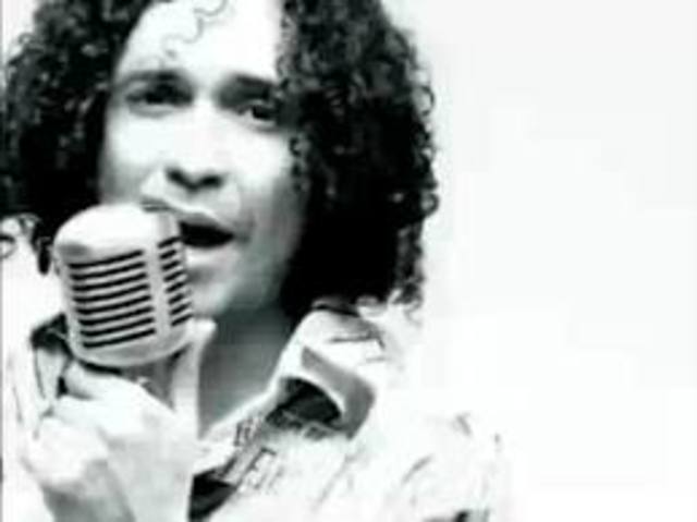 ..Se inicia como solista.