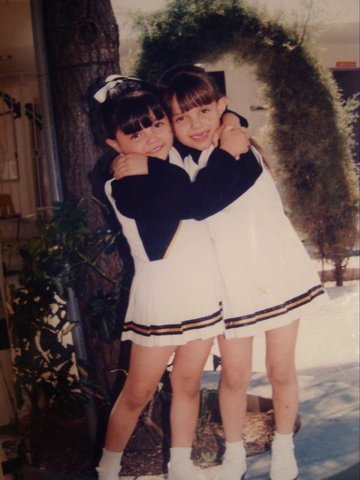 Forme parte de un grupo de mini cheer leaders.