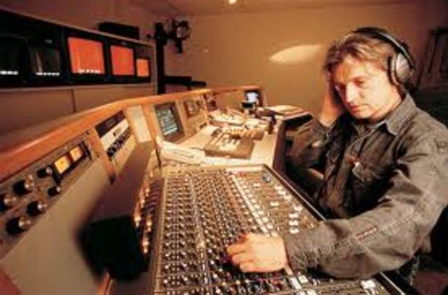 Estudia Ingeniería de Sonido.