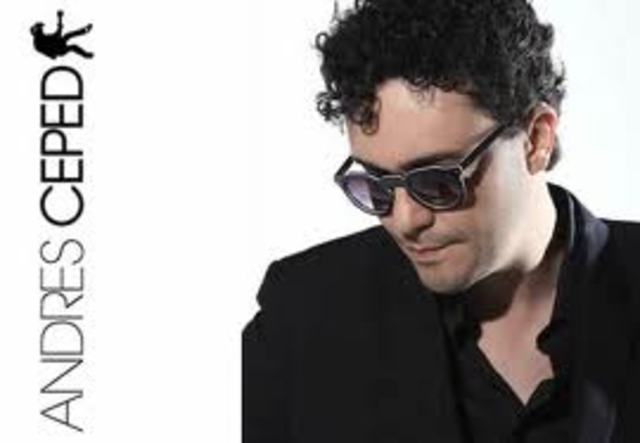 Lanza su primer disco en solitario.