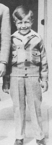 Bradbury decides he wants to become an author.