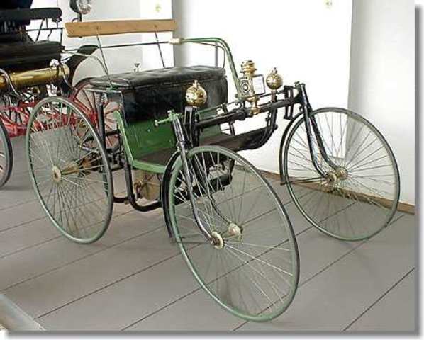 Vehículo Daimler con llantas de acero.