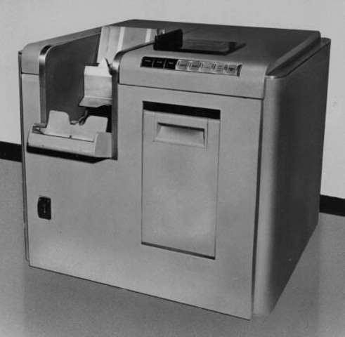 IBM 711: En ésta época, la computación era solamente para el sector científico; se requería personal especializado para realizar las operaciones sobre las máquinas.