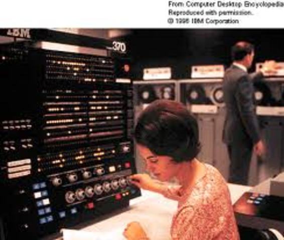 CP/CMS Versión 3 y se anuncian nuevos procesadores, System 370, además se da la arquitectura extendida