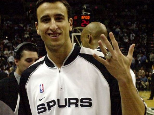 Gana su primer anillo con San Antonio Spurs.
