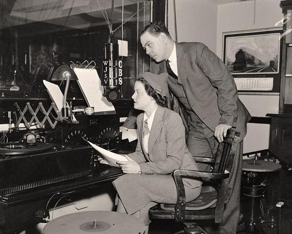 LA EMERGENCIA DE LOS MUEVOS MEDIOS