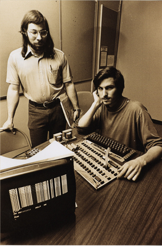 Steve Jobs y Steve Wozniac fundan la Apple Computer, Inc