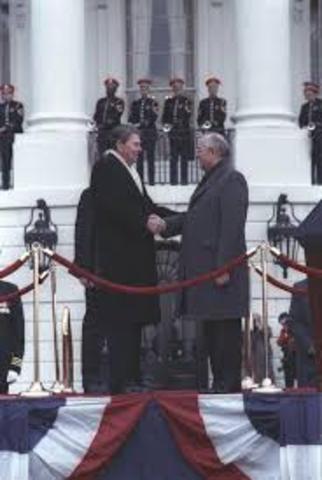 Reagan and Gorbachev resolve to remove all intermediate nuclear missiles