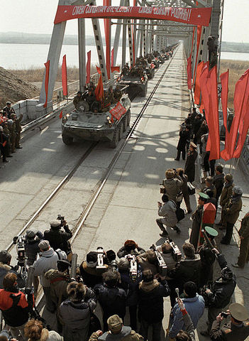 Soviet troops withdraw from Afghanistan