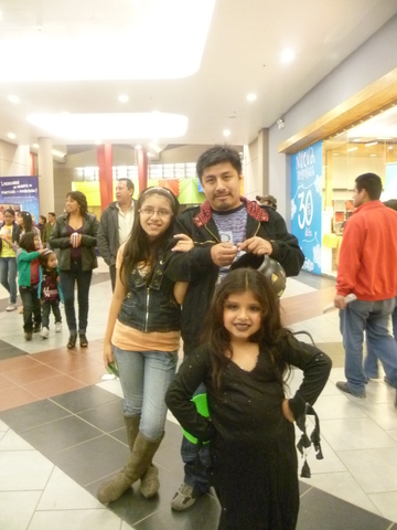 Mi hermana pidiendo dulces