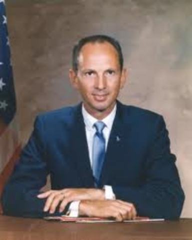 Astronaut Theodore Freeman dies in a plane crash