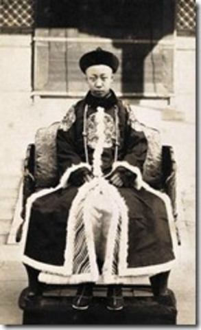 Aftreding Pu-Yi en uitroepen van de Republiek