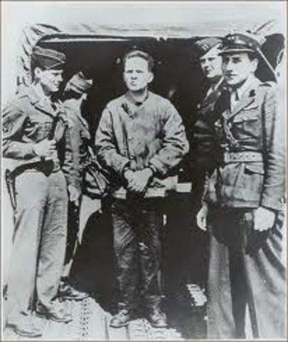 British troops arrest Rudolf Höss,