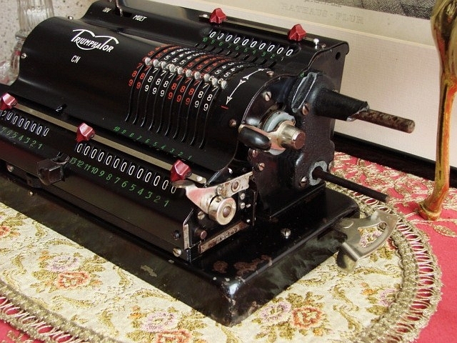 W pełni działająca programowalna maszyna licząca