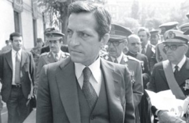 Adolfo Suárez dimite