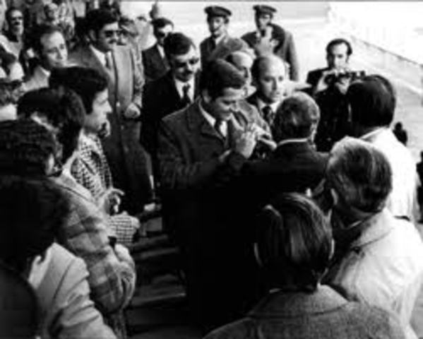 La UCD, con Adolfo Suárez al frente gana las elecciones generales.