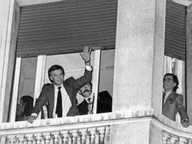 EL PSOE, CON FELIPE GONZÁLEZ AL FRENTE GANA LAS ELECCIONES GENERALES