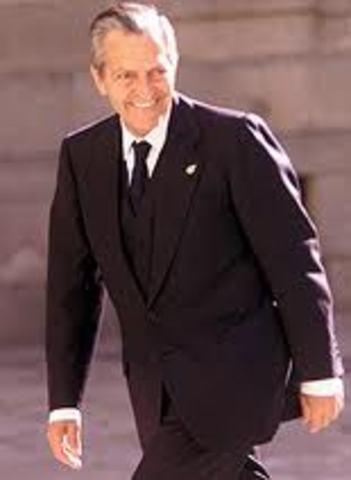 El Rey nombra a Adolfo Suárez, líder de UCD, como presidente del gobierno.