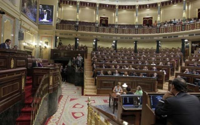 Se redacta y se aprueba en referéndum la Constitución española vigente en la actualidad