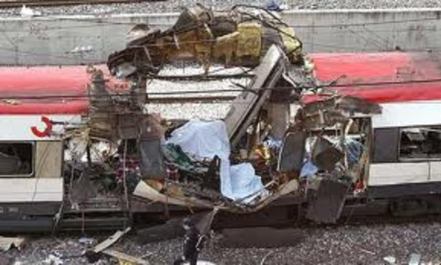 Un grupo terrorista islamista provoca un atentado en Madrid en el que mueren casi 200 personas.