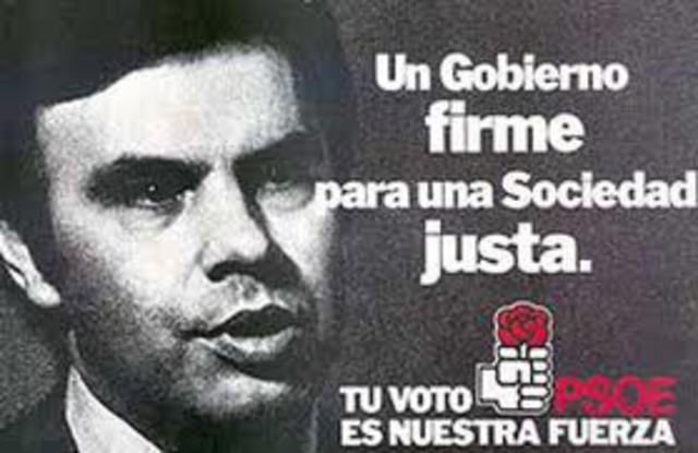 La UCD, con Adolfo Suarez al frente,gana las elecciones generales